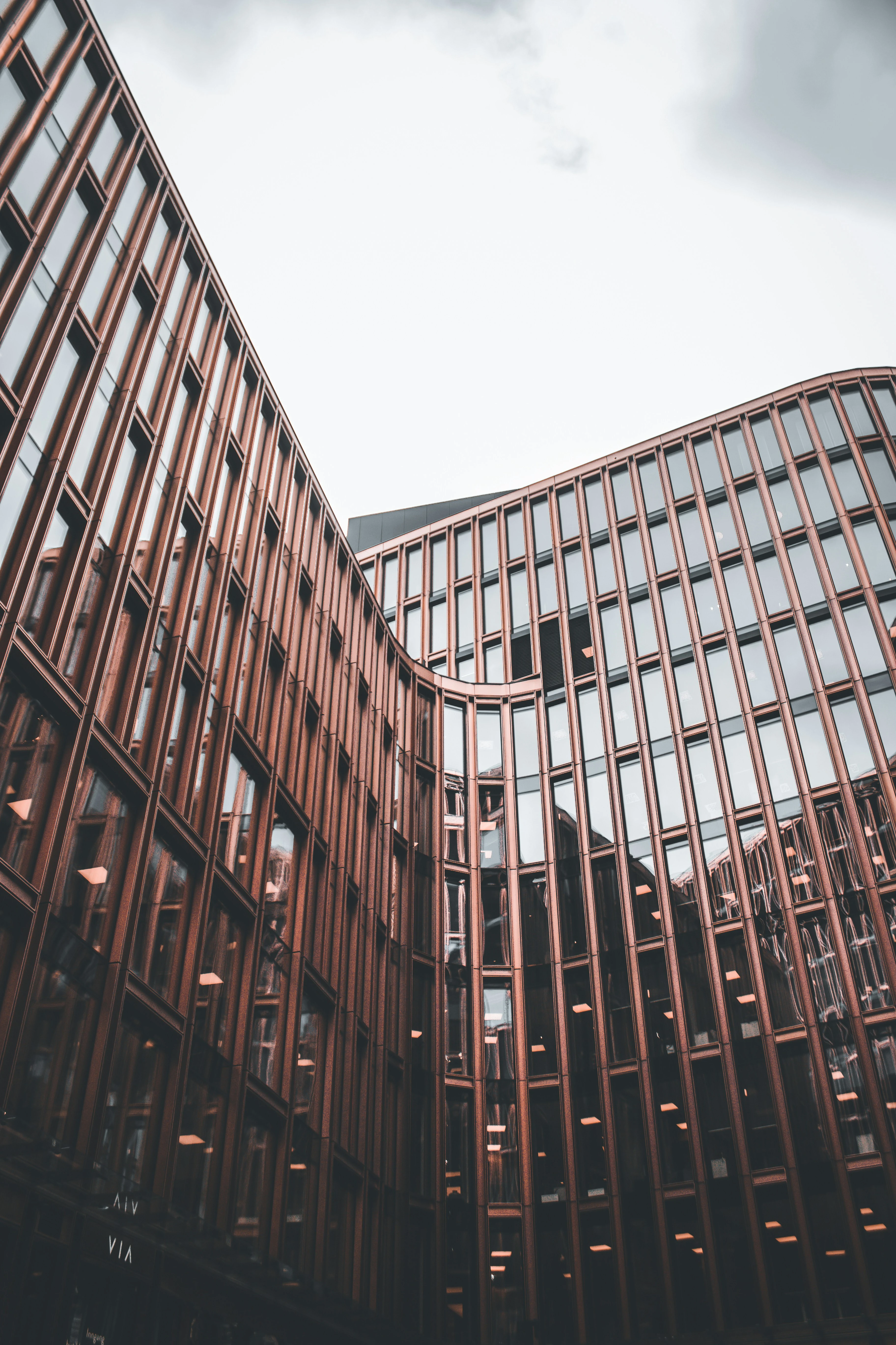 Ein kupferfarbenes Bürogebäude mit einer ausgefallenen Architektur