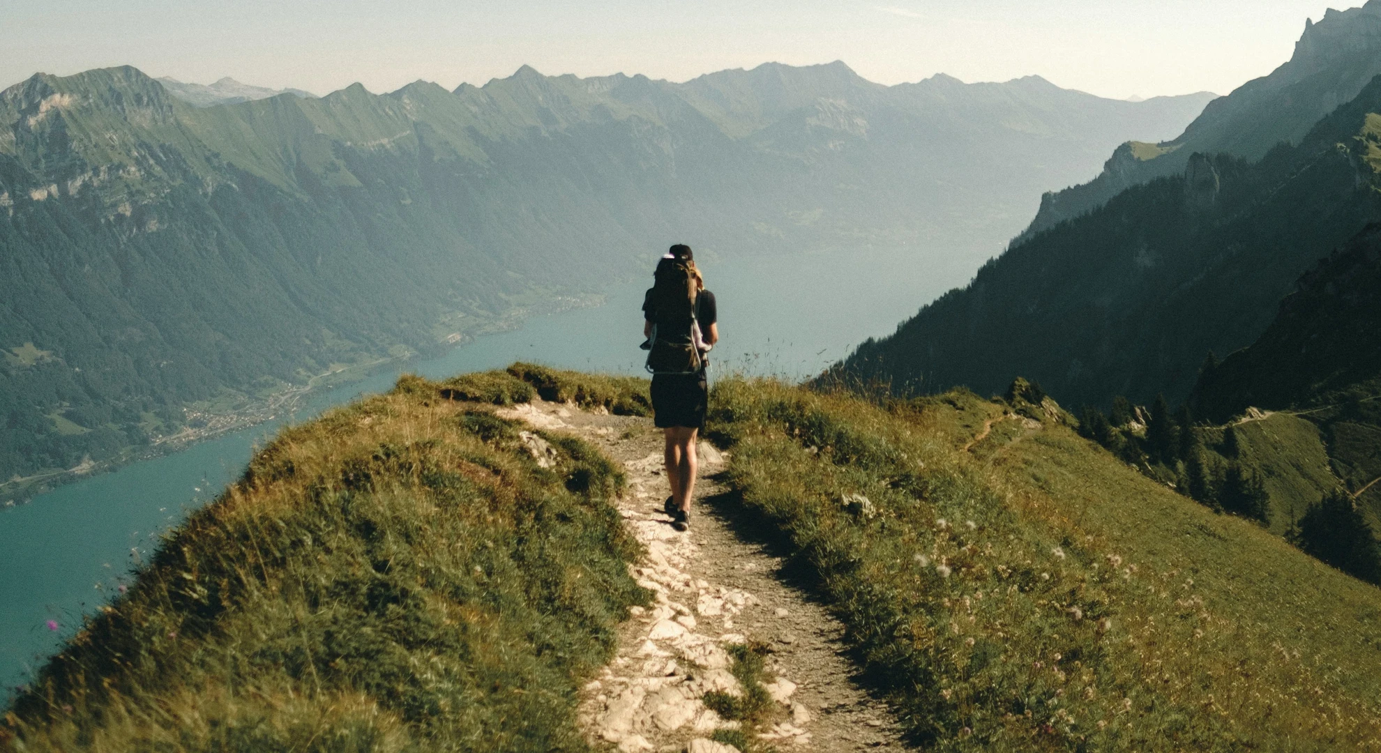 Ein Mensch, der im Sommer auf einem Berggipfel in Norwegen wandert