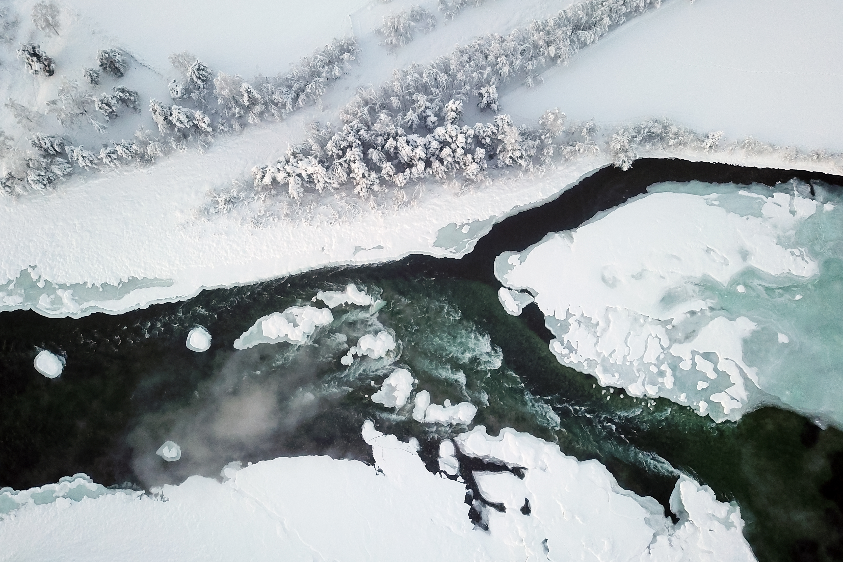 Ein Fluss während der Eisschmelze, von oben aufgenommen