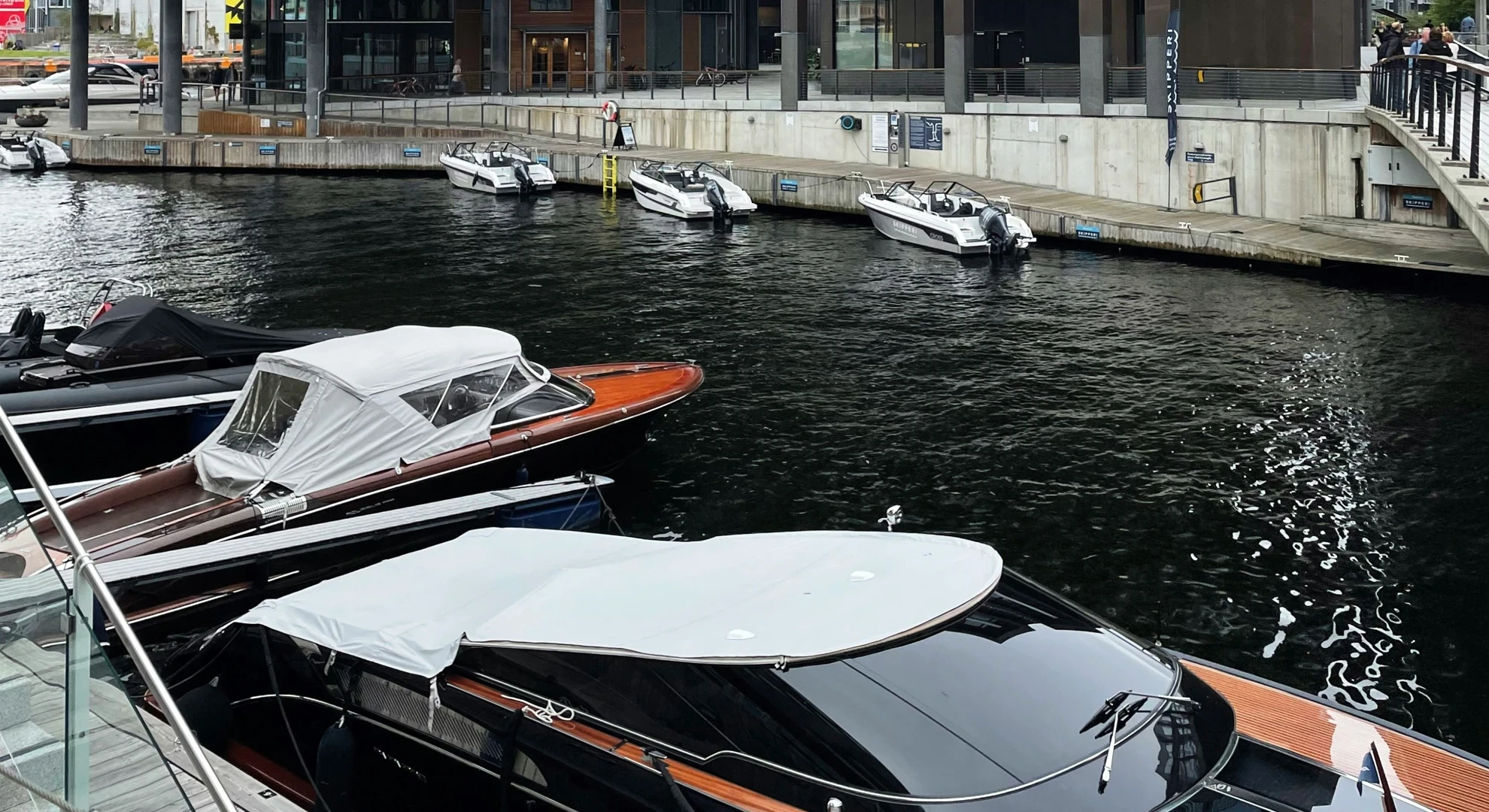 Holzboote, die im Hafen bei Aker Brygge in Oslo liegen